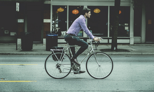 自転車に乗る男性の写真