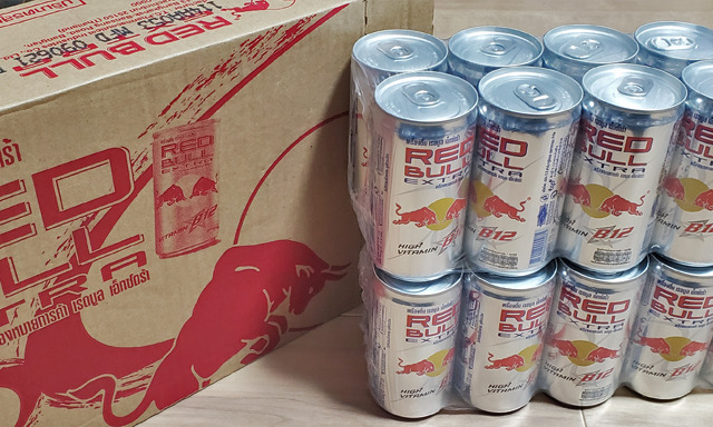 タイのオリジナルエナジードリンクレッドブルの箱と大量の缶の写真